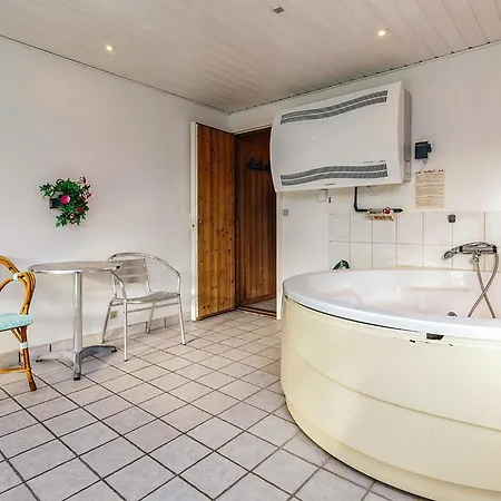 Vakantiehuis Three-Bedroom Holiday home in Hals 22 Hals